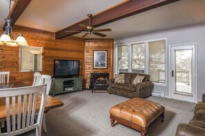 Estúdio (3 Bedrooms) | Área de estar | TV, lareira