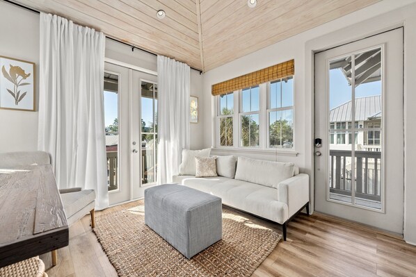 Smart-TV, Kamin, Tischtennisplatte, Stereoanlage