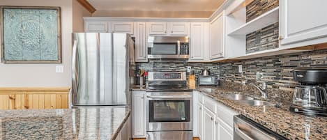Maison, Plusieurs lits, baignoire à remous, vue sur la montagne | Cuisine privée | Réfrigérateur, four à micro-ondes, un four, surface de cuisson