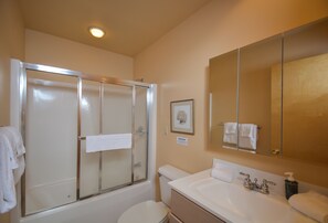 House, Multiple Beds, Hot Tub | Bathroom | Towels