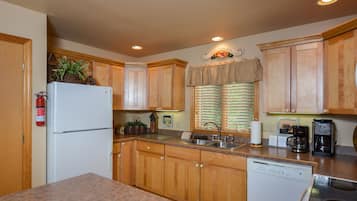 House, Multiple Beds, Hot Tub | Private kitchen | Fridge, microwave, oven, stovetop