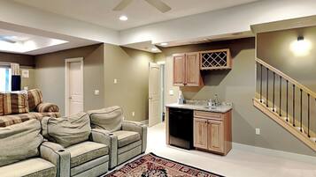 House (5 Bedrooms) | Property amenity