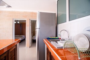 Réfrigérateur grande capacité avec congélateur, four à micro-ondes