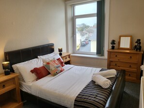 2 bedrooms, in-room safe, iron/ironing board, travel cot - Marina Reach, Neyland, Pembrokeshire: Sea views (Neyland)