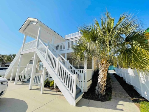 Bright cozy duplex unit with a pool B
