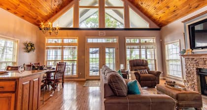 Gorgeous River Cabin King Beds Hot Tub Kayaks Fire Pit.