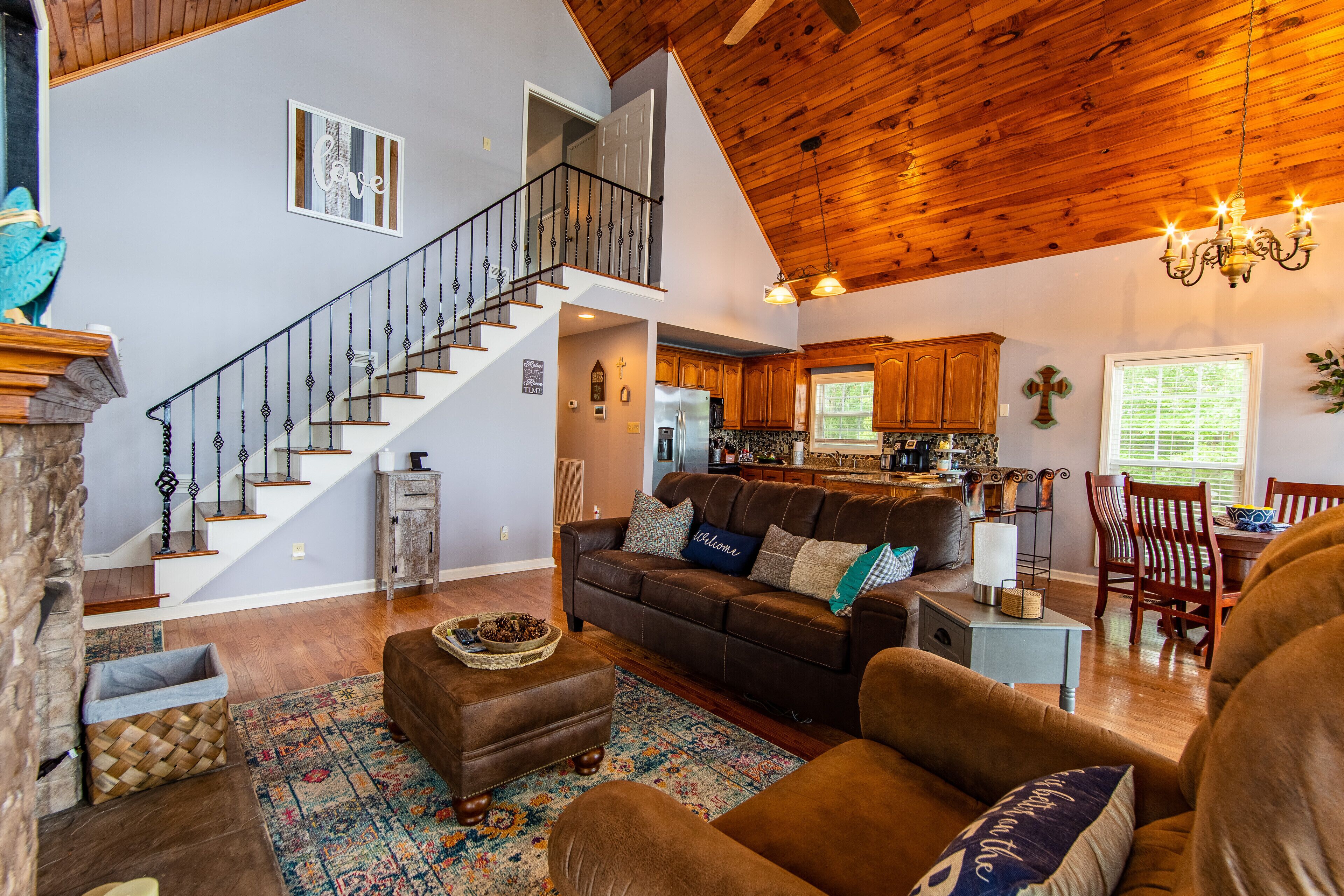 Gorgeous River Cabin King Beds Hot Tub Kayaks Fire Pit. 