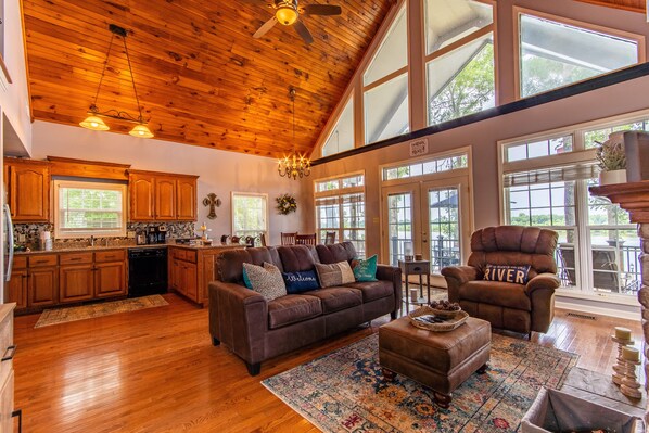 Smart TV, chimenea, reproductor de DVD y estéreo 