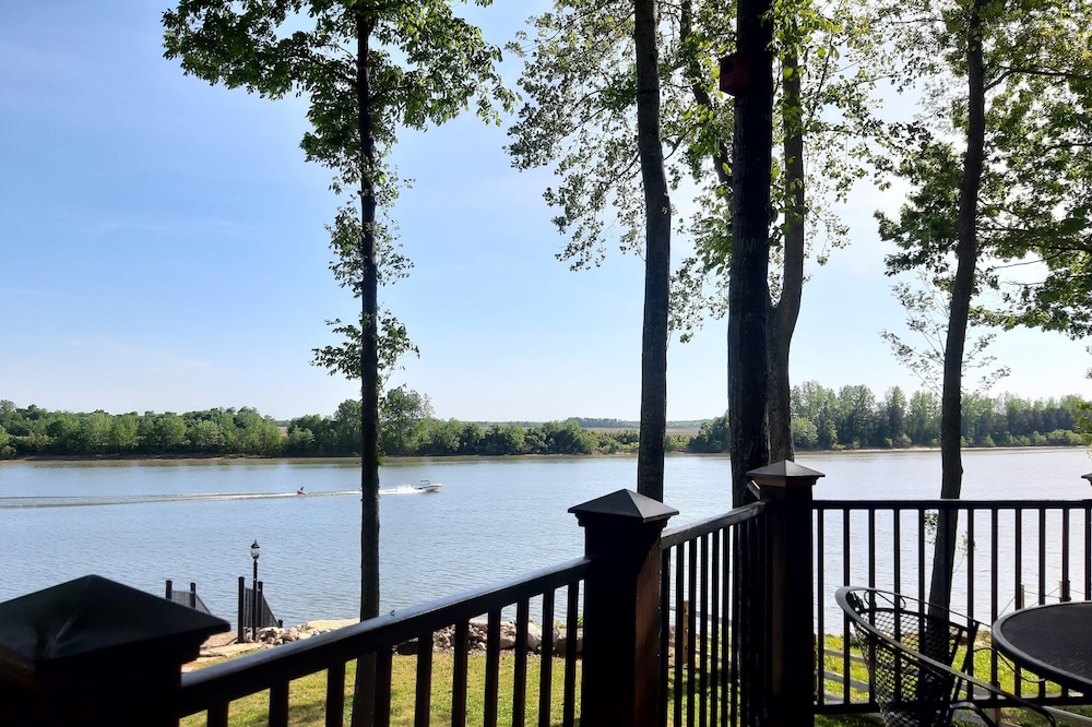 Gorgeous River Cabin King Beds Hot Tub Kayaks Fire Pit.