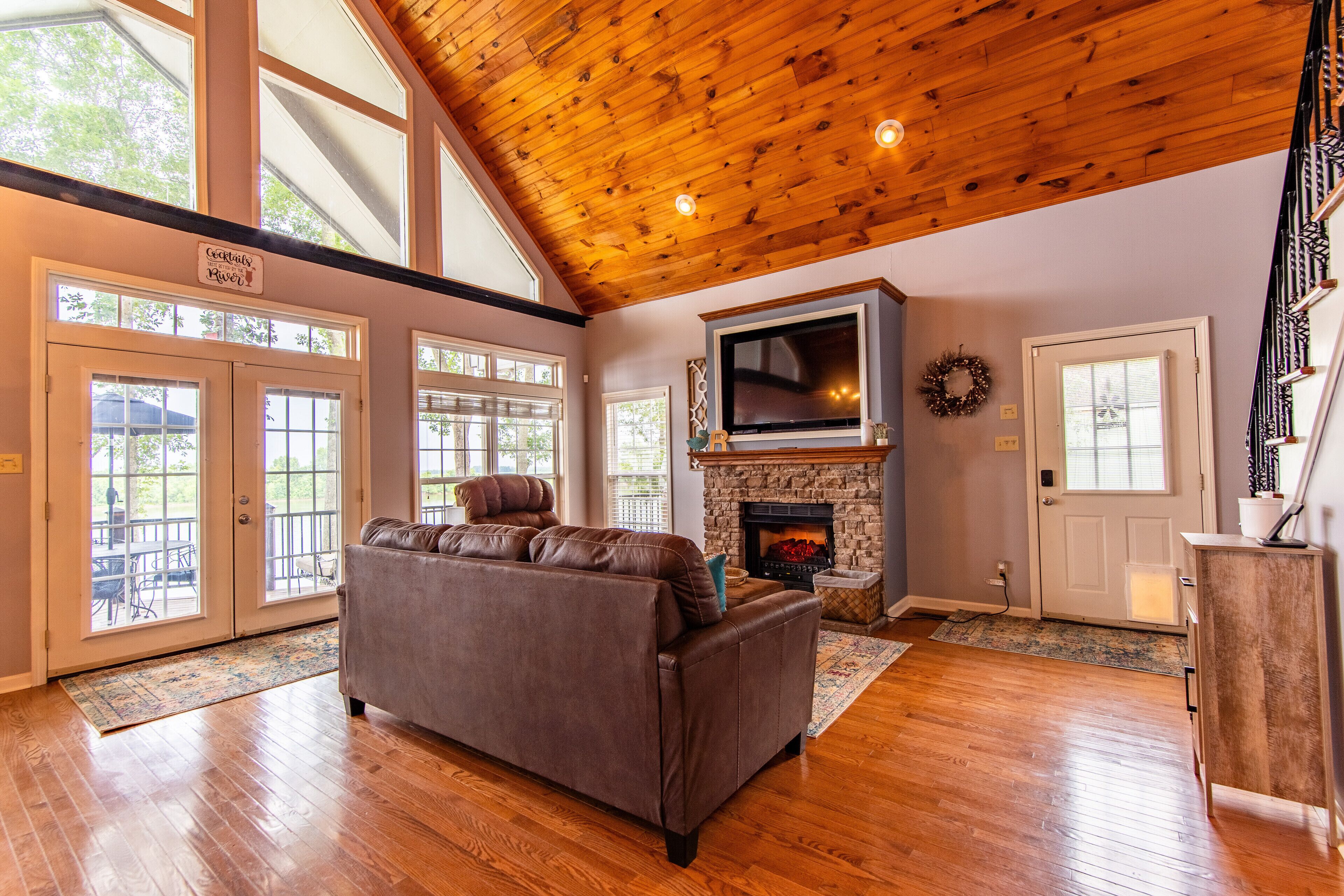 Gorgeous River Cabin King Beds Hot Tub Kayaks Fire Pit. 