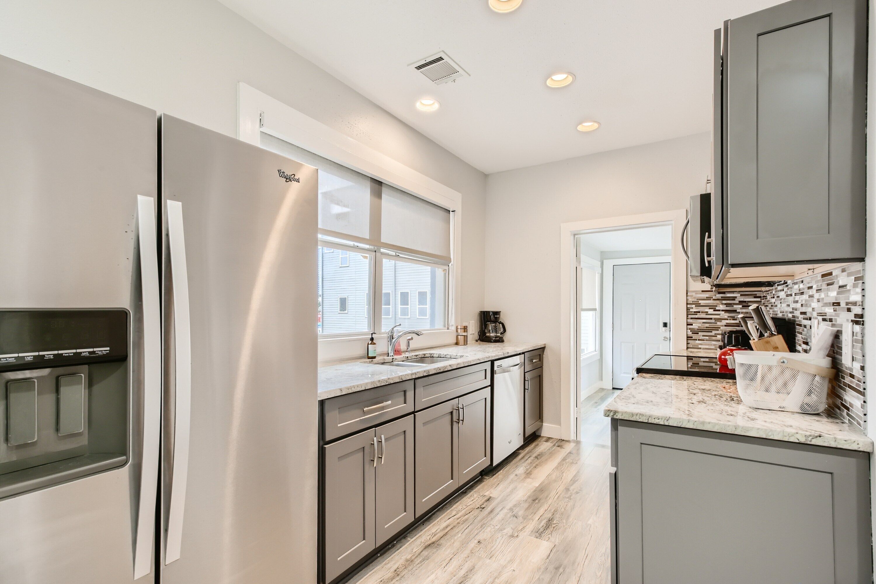 Modern Bright Midtown 2-BD - Parking + Fast Wi-fi!