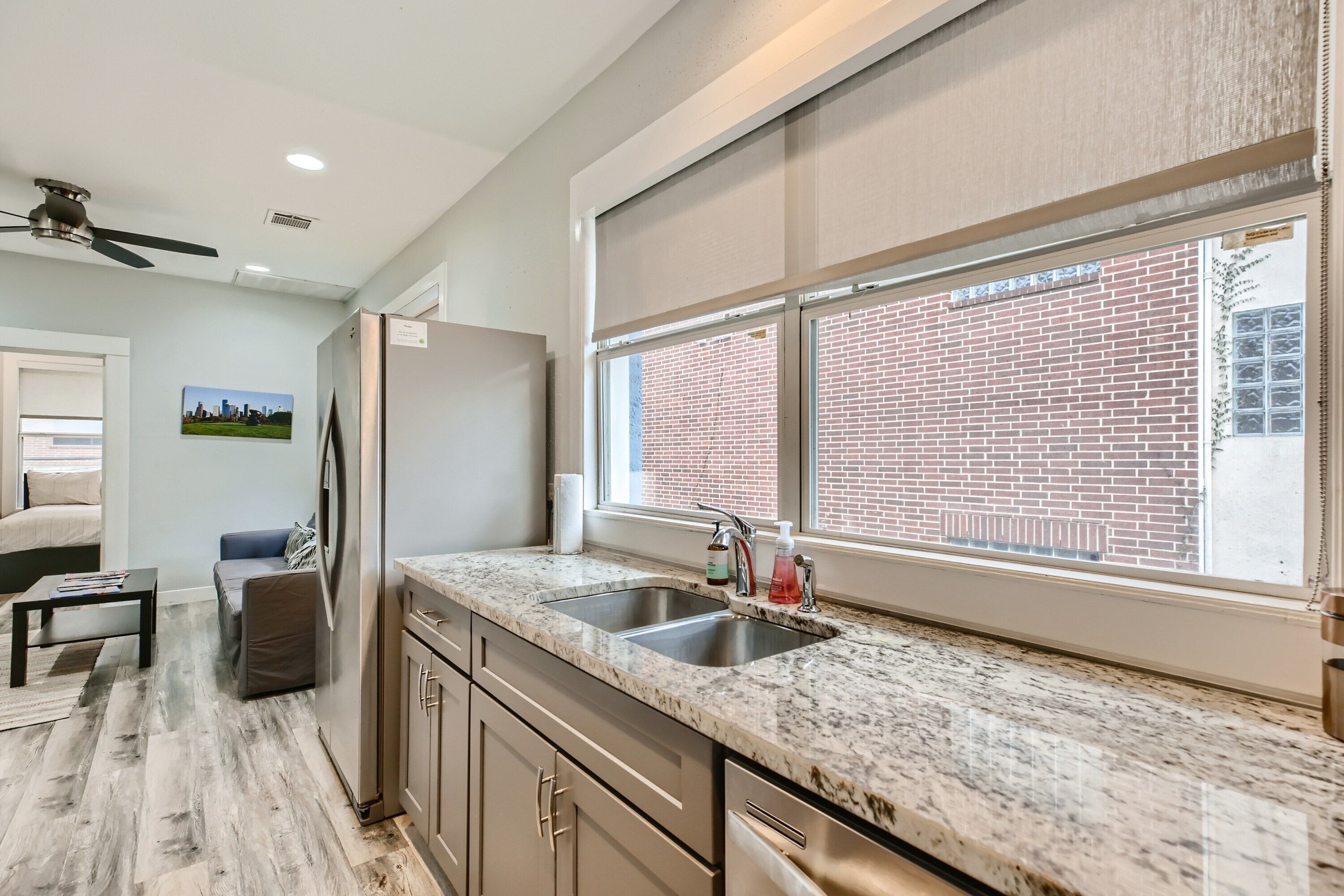 Modern Bright Midtown 2-BD - Parking + Fast Wi-fi!
