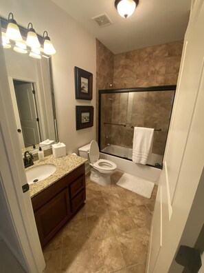 Badewanne, Handtücher, Toilettenpapier