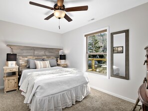 3 bedrooms, desk, travel cot, free WiFi - Birdsong Beauty Just off Main Street (Weaverville)