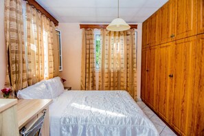 3 bedrooms, desk, iron/ironing board, free WiFi