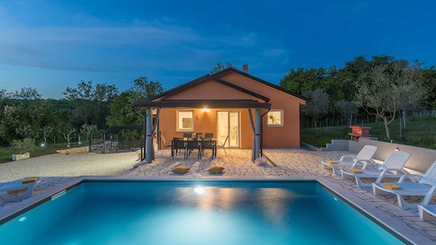 A modern house with a swimming pool, outdoor seating, and a patio area. - 3 BD Villa with Private pool, Jacuzzi and Volleyball Court (Umag)