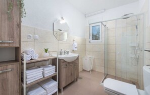 Douche, séchoir à cheveux, serviettes fournies, savon
