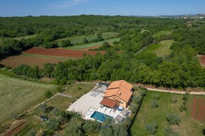 Exterior - 3 BD Villa with Private pool, Jacuzzi and Volleyball Court (Umag)