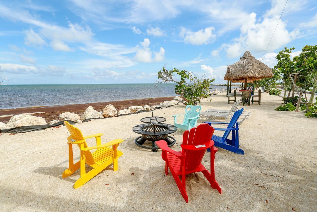 Beach nearby, sun loungers, beach towels