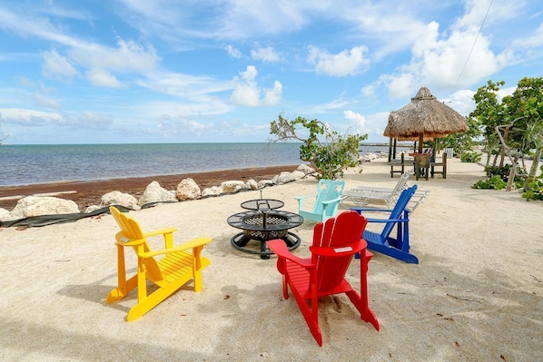 Plage à proximité, chaises longues, serviettes de plage