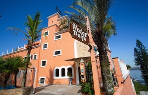 Fachada de la propiedad