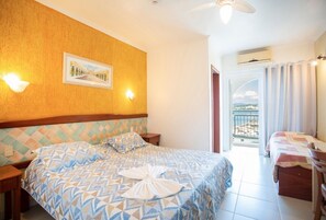 Quarto luxo, sacada, vista para a baía | Cofres nos quartos, escrivaninha, ferros/tábuas de passar roupa