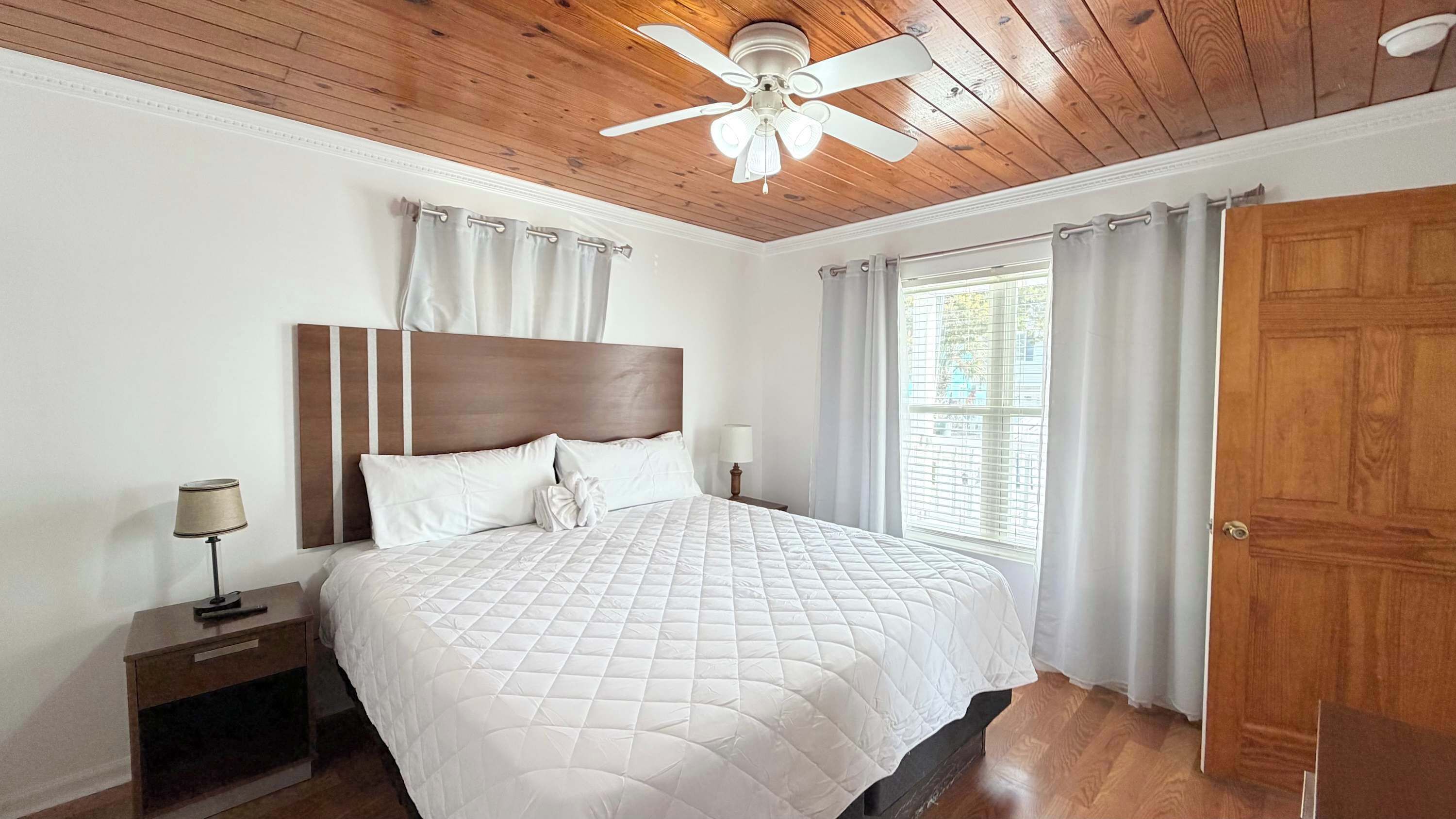 5 habitaciones, tabla de planchar con plancha, wifi y ropa de cama 