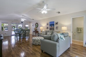 Smart TV, Netflix, Hulu, streaming services - Lovely Casa Tropicana Lox - Private Guesthouse and Pool, Dog Friendly! (Loxahatchee)