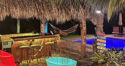 Lovely Casa Tropicana Lox - Private Guesthouse and Pool, Dog Friendly!