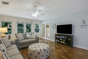 Smart TV, Netflix, Hulu, streaming services - Lovely Casa Tropicana Lox - Private Guesthouse and Pool, Dog Friendly! (Loxahatchee)