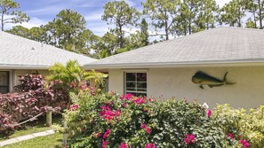 Property grounds - Lovely Casa Tropicana Lox - Private Guesthouse and Pool, Dog Friendly! (Loxahatchee)