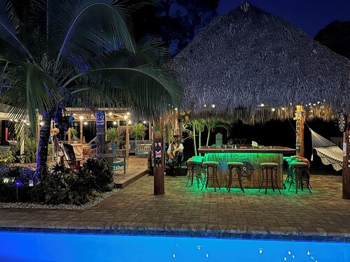 Lovely Casa Tropicana Lox - Private Guesthouse and Pool, Dog Friendly!
