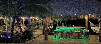 Lovely Casa Tropicana Lox - Private Guesthouse and Pool, Dog Friendly!