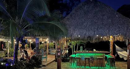 Lovely Casa Tropicana Lox - Private Guesthouse and Pool, Dog Friendly!