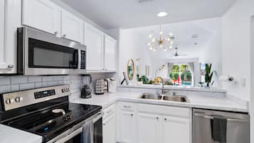 ثلاجة، ميكروويف، فرن، موقد طهي مسطح