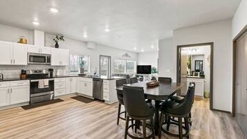 Refrigerador, microondas, horno, placa de cocina