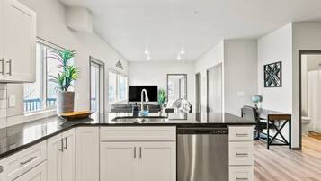 Refrigerador, microondas, horno, placa de cocina