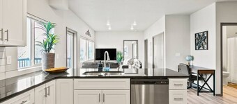 Spacious 2 bed 2 bath apt by Downtown Spokane!