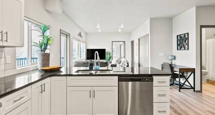 Spacious 2 bed 2 bath apt by Downtown Spokane!