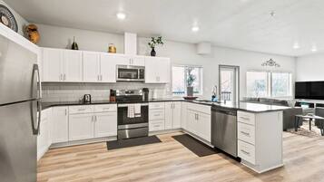 Refrigerador, microondas, horno, placa de cocina