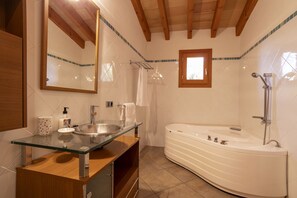 Bathtub, hair dryer, towels - Villa with 3 bedrooms and 2 bathrooms, with pool and barbecue (Buger)