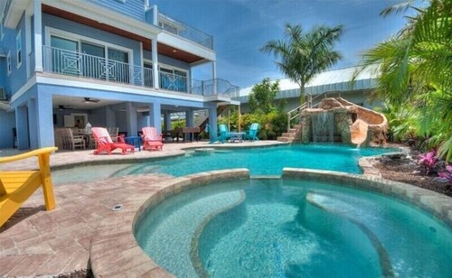 Summer House-8 bedroom, Rooftop, short walk to the beach, private pool/spa and w