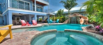 Summer House-8 bedroom, Rooftop, short walk to the beach, private pool/spa and w
