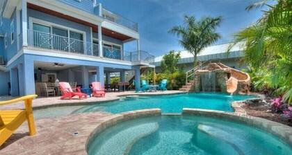 Summer House-8 bedroom, Rooftop, short walk to the beach, private pool/spa and w