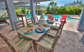 屋外ダイニングエリア