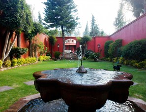 المنطقة المحيطة بالمنشأة