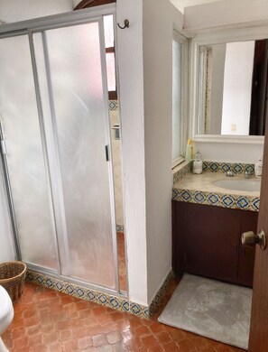 Bathtub, towels