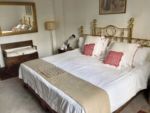 4 عدّة غرف نوم ومكواة/لوح كي وواي فاي وملاءات أسرّة