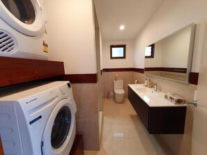 Deluxe Villa | Bathroom - Atupa Suits (Rarotonga)