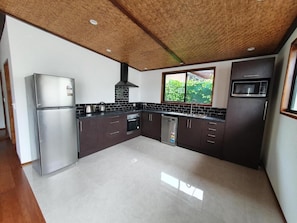 Villa Deluxe | Cocina privada | Refrigerador con congelador, microondas, horno y parrilla de estufa